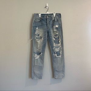 American Eagle Tomgirl Distressed light wash jeans size 6